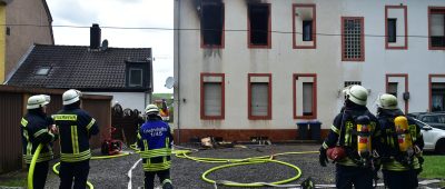 Der Löscheinsatz der Feuerwehr dauerte etwa zweieinhalb Stunden an. Foto: BeckerBredel