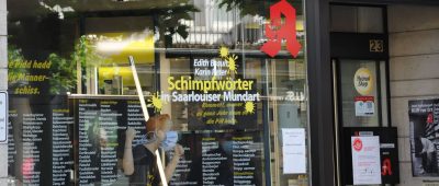 Im Schaufenster der Apotheke geht es um saarländische Schimpfwörter. Dort waren auch ausländerfeindliche Begriffe zu lesen. Foto: BeckerBredel