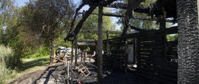 Die Fischerhütte in Hülzweiler brannte in der vergangenen Nacht teilweise aus. Foto: BeckerBredel