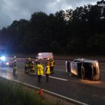 Nach dem Zusammenstoß mit der Leitplanke blieb der Wagen auf der Seite liegen. Foto: BeckerBredel