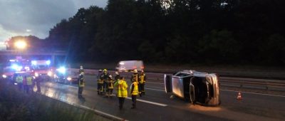 Nach dem Zusammenstoß mit der Leitplanke blieb der Wagen auf der Seite liegen. Foto: BeckerBredel