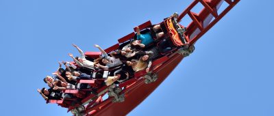 Ab dem 10. Juni können Besucherinnen und Besucher wieder die Attraktionen im Holiday Park nutzen. Archivfoto: dpa-Bildfunk/Uwe Anspach