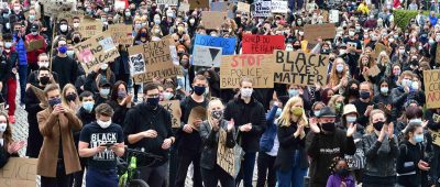 1.300 Menschen nahmen am Sonntag an der Kundgebung vor dem Saarbrücker Staatstheater teil. Foto: BeckerBredel