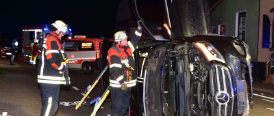 Das Fahrzeug überschlug sich und blieb auf der Seite liegen. Foto: BeckerBredel