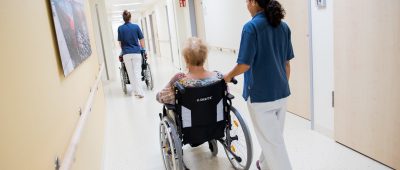 Der Krankenstand ist bei Pflegepersonal höher als in allen anderen Branchen. Symbolfoto: Daniel Bockwoldt/dpa-Bildfunk