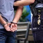 Die Saarbrücker Polizei hat in der Innenstadt einen 27-Jährigen verhaftet. Symbolfoto: Johannes Neudecker/dpa