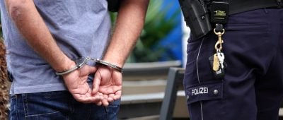 Die Saarbrücker Polizei hat in der Innenstadt einen 27-Jährigen verhaftet. Symbolfoto: Johannes Neudecker/dpa