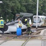 Das Auto landete auf den Saarbahn-Gleisen. Foto: BeckerBredel