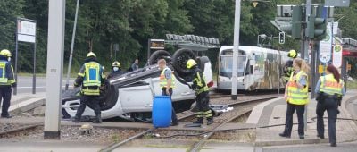 Das Auto landete auf den Saarbahn-Gleisen. Foto: BeckerBredel