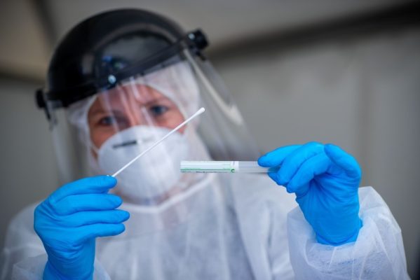 Die Zahl der Coronavirus-Fälle im Saarland ist um zwei gestiegen. Foto: Jens Büttner/dpa-Bildfunk