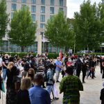 Vor der Congresshalle findet auch am Sonntag eine Demo gegen Rassismus statt. Foto: BeckerBredel