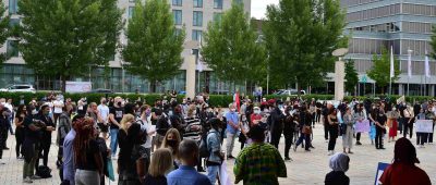 Vor der Congresshalle findet auch am Sonntag eine Demo gegen Rassismus statt. Foto: BeckerBredel