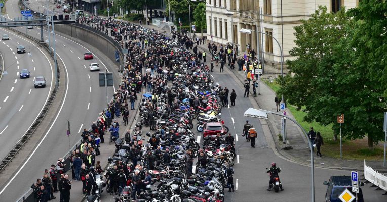 Die Biker demonstrierten auch vor dem Landtag in Saarbrücken. Foto: BeckerBredel