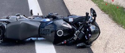 Der Mann stürzte mit seinem Motorrad und prallte gegen einen Blitzer. Symbolfoto: Schmelzer/vifogra/dpa-Bildfunk