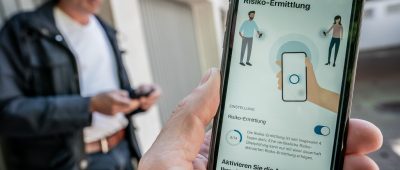 Mithilfe der App werden Bürger benachrichtigt, sollten Sie sich in der Nähe eines am Coronavirus Erkrankten aufgehalten haben. Zumindest, wenn dieser die App ebenso installiert hat und seine Erkrankung meldet. Foto: Michael Kappeler/dpa-Bildfunk