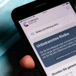 Die offizielle Corona-Warn-App zeigt auf einem Smartphone eine Risiko-Ermittlung an. Foto: dpa-Bildfunk/Sven Hoppe