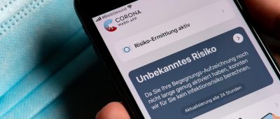 Die offizielle Corona-Warn-App zeigt auf einem Smartphone eine Risiko-Ermittlung an. Foto: dpa-Bildfunk/Sven Hoppe