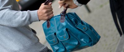 Der Täter entriss der Seniorin die Handtasche. Symbolfoto: Arno Burgi/dpa-Bildfunk