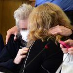 Unter Tränen begrüßte sich das Ehepaar. Der 61-Jährige (links) sitzt seit vier Monaten in U-Haft. Foto: BeckerBredel