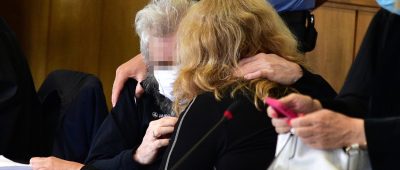 Unter Tränen begrüßte sich das Ehepaar. Der 61-Jährige (links) sitzt seit vier Monaten in U-Haft. Foto: BeckerBredel