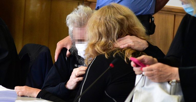 Unter Tränen begrüßte sich das Ehepaar. Der 61-Jährige (links) sitzt seit vier Monaten in U-Haft. Foto: BeckerBredel