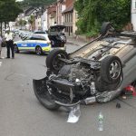 Der Pkw blieb in der Kaiserstraße in Saarbrücken-Scheidt auf dem Dach liegen. Foto: BeckerBredel