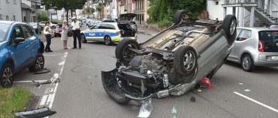 Der Pkw blieb in der Kaiserstraße in Saarbrücken-Scheidt auf dem Dach liegen. Foto: BeckerBredel