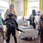 Jan-Peter wurde ein Herzenswunsch erfüllt: Der Wünschewagen brachte "Star Wars" ins Hospiz. Foto: Stiftung Kreuznacher Diakonie