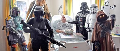 Jan-Peter wurde ein Herzenswunsch erfüllt: Der Wünschewagen brachte "Star Wars" ins Hospiz. Foto: Stiftung Kreuznacher Diakonie