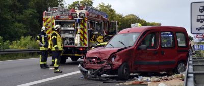 Der Renault krachte in die Leitplanke. Foto. BeckerBredel