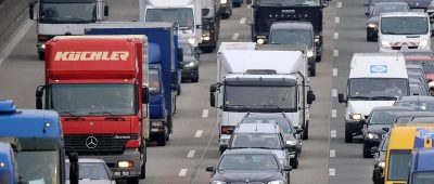 Autos stehen auf der Autobahn im Stau. Symbolfoto: Marius Becker/dpa-Bildfunk