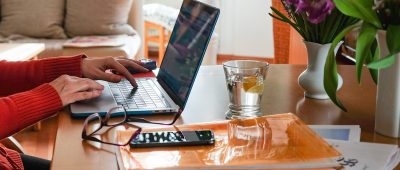 Während der Corona-Krise arbeiten viele Beschäftigte von Zuhause aus. Im Saarland wünscht sich ein Großteil, dass das Homeoffice beibehalten wird. Symbolfoto: Jens Kalaene/dpa-Bildfunk