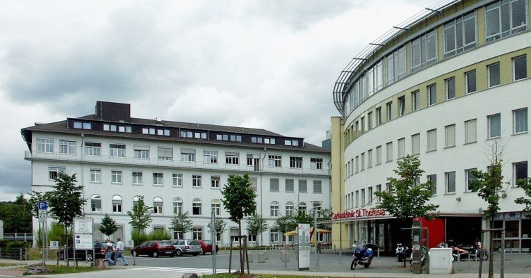 Das Caritasklinikum in Saarbrücken gehört laut einer Studie zu den besten Krankenhäusern Deutschlands. Foto: Wikimedia Commons/Stefan Oemisch/CC BY-SA 2.0 DE