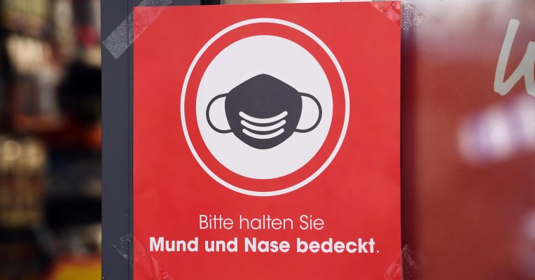 Im Saarland soll die Maskenpflicht weiterhin gelten. Foto: Stefan Sauer/dpa-Bildfunk
