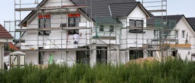 Im Saarland sind vor allem Einfamilienhäuser in Planung. Symbolfoto: Bernd Wüstneck/dpa-Bildfunk