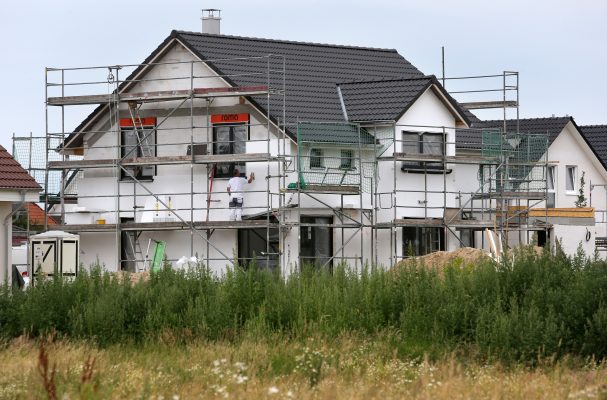 Im Saarland sind vor allem Einfamilienhäuser in Planung. Symbolfoto: Bernd Wüstneck/dpa-Bildfunk