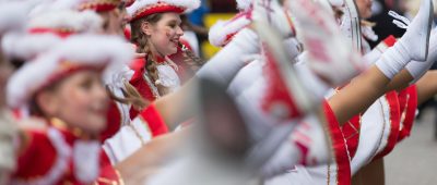 Der BDK ist gegen pauschale Absagen des Straßenkarnevals zur Sessionseröffnung. Foto: dpa-Bildfunk/Friso Gentsch