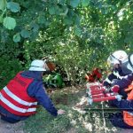 Der Mann war mit einem Rasentraktor eine steile Böschung hinabgestürzt und musste Feuerwehr und Rettungshubschrauber geborgen werden. Foto: Feuerwehr Losheim am See