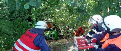 Der Mann war mit einem Rasentraktor eine steile Böschung hinabgestürzt und musste Feuerwehr und Rettungshubschrauber geborgen werden. Foto: Feuerwehr Losheim am See