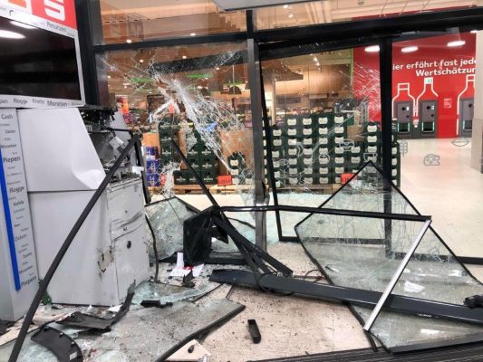 Die Täter hatten es auf einen Geldautomaten im Eingangsbereich von Kaufland in Pirmasens abgesehen. Foto: Polizei Pirmasens