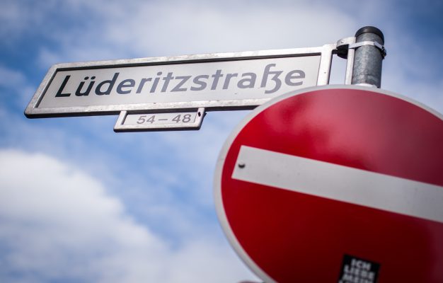 Viele Straßen in Deutschland - auch zwei im Saarland - sind nach dem Kolonialverbrecher Adolf Lüderitz benannt. Foto: Sophia Kembowski/dpa-Bildfunk