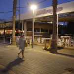 Erstmals wurden auf Mallorca mitten im Sommer alle Vergnügungslokale im Herzstück des "Ballermanns" an der Playa de Palma zwangsgeschlossen. Foto: Clara Margais/dpa-Bildfunk