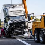 Der Lkw krachte in die rechte Leitplanke. Foto: Rolf Ruppenthal/SOL.DE