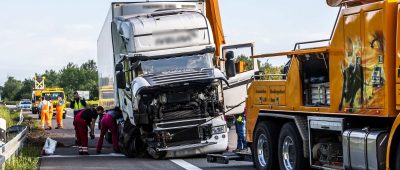 Der Lkw krachte in die rechte Leitplanke. Foto: Rolf Ruppenthal/SOL.DE