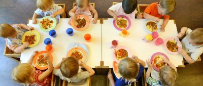 Das Plastikteil befand sich in einem Kita-Essen. Symbolfoto: dpa-Bildfunk/Waltraud Grubitzsch