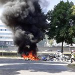 Die brennende Ladung wurde auf eine Freifläche nahe dem Staatstheater entleert. Foto: ZKE