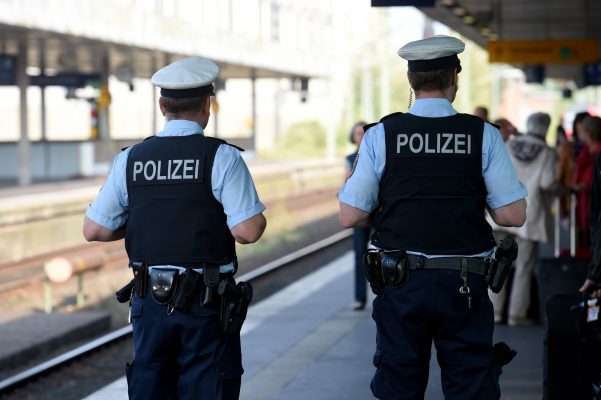 Die GdP Saar fordert eine Erhöhung des Einstiegsgehalts für Polizisten. Symbolfoto: Holger Hollemann/dpa