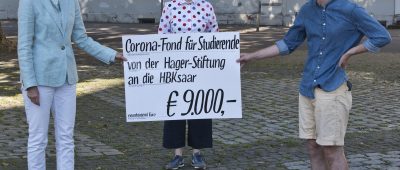 Die Hager-Stiftung gab 9.000 Euro an den Hilfsfond für HBK-Studierende. Im Bild: Susanne Trockle (Vorstandsmitglied Hager-Stiftung), Prof. Gabriele Langendorf (Rektorin der HBKsaar), Joas Strecker (AStA-Vorsitzender). Foto: Ingeborg Knigge