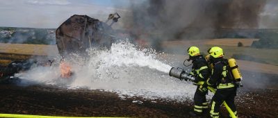 Auf einem Feld in Walpershofen war eine Landmaschine in Brand geraten. Foto: Pascal Altmayer/Freiwillige Feuerwehr im Regionalverband