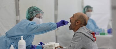 Die Reha-Kliniken im Saarland bleiben derzeit auf den Kosten für Corona-Tests sitzen. Symbolfoto: Javi Colmenero/EUROPA PRESS/dpa